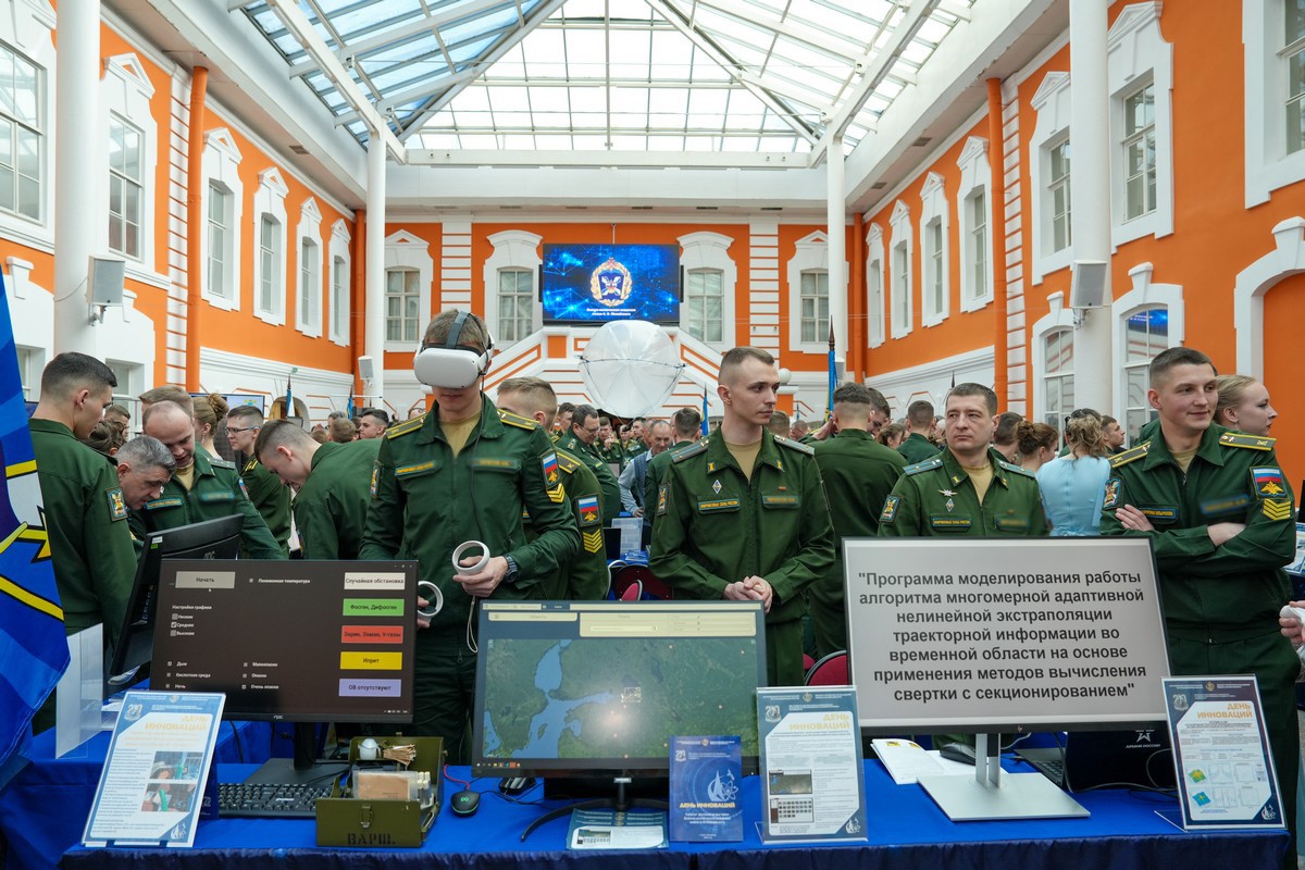 посетители выставки-курсанты и преподаватели ВКА им. А.Ф. Можайского