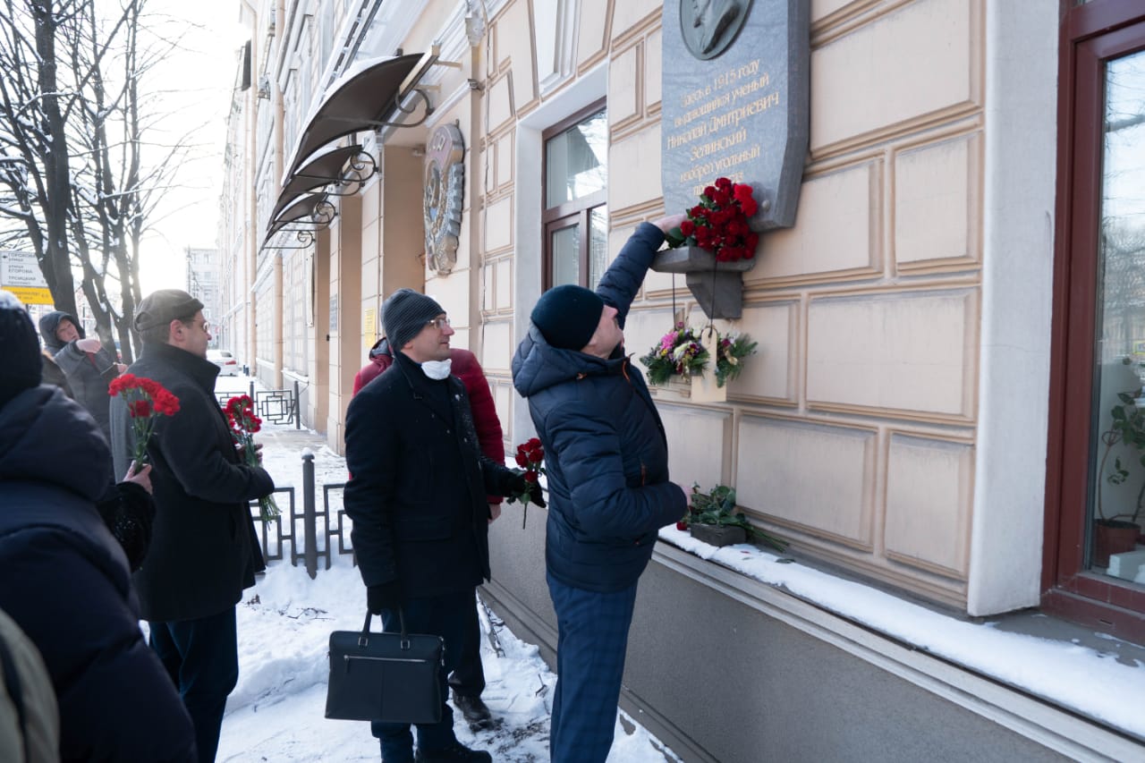 Возложение цветов 6 февраля 2021 г. к памятной доске на здании ВНИИ метрологии имени Д.И. Менделеева г. Санкт-Петербурга