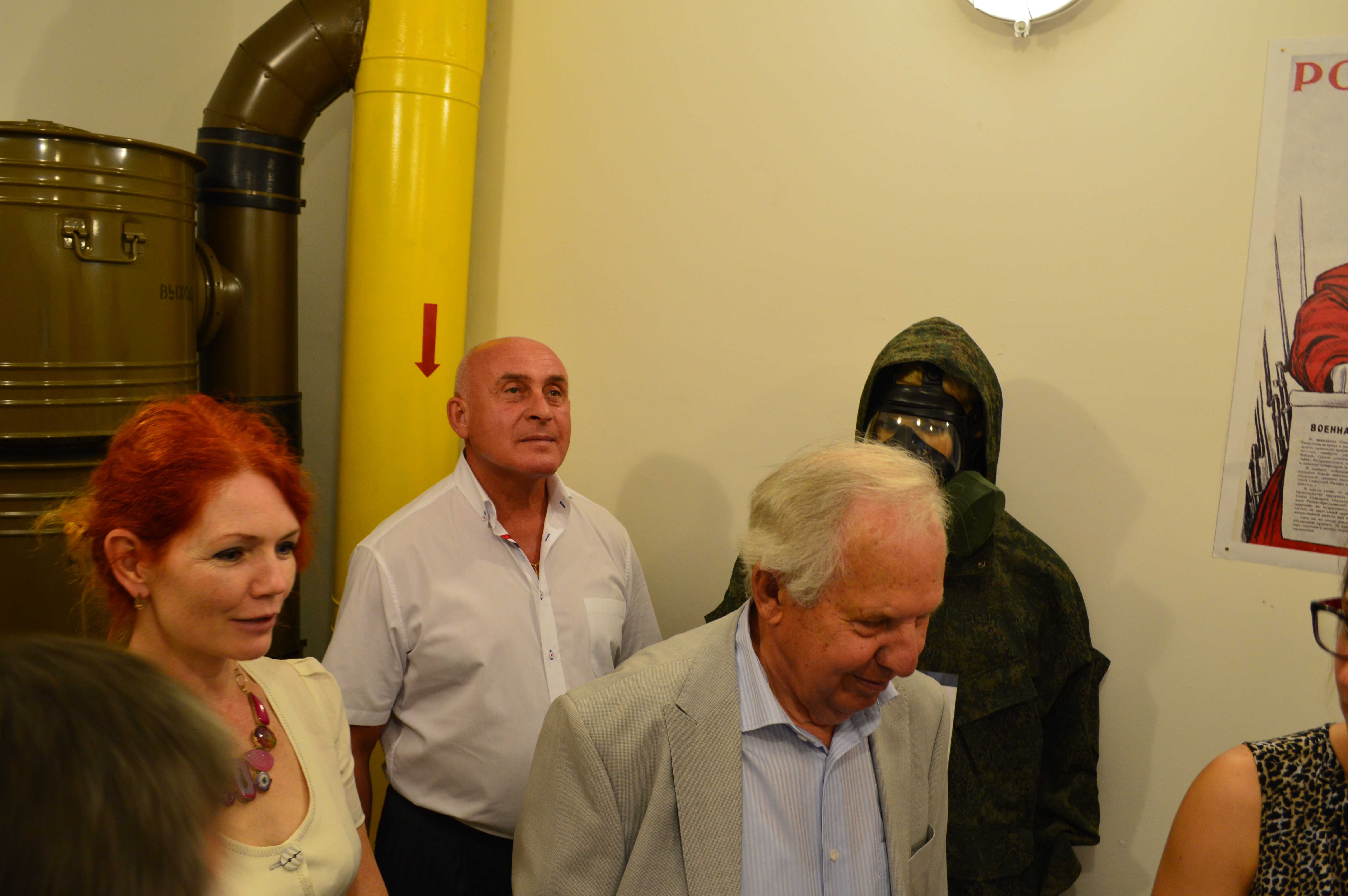 Председатель Совета директоров ОАО «Химконверс» В.В. Долгополов и генеральный директор Общества В.Н. Щнякин осматривают экспозицию музея завода Председатель Совета директоров ОАО «Химконверс» В.В. Долгополов и генеральный директор Общества В.Н. Щнякин осматривают экспозицию музея завода